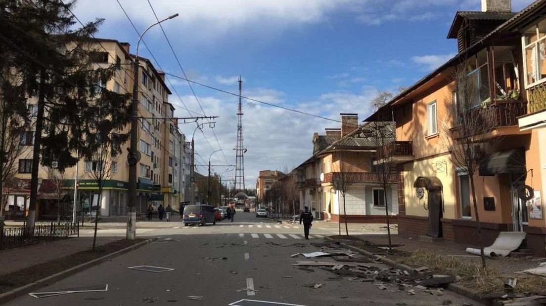 De normaal drukke hoofdstraat in het Oekraïense Tsjernihiv is bezaaid met brokstukken door explosies.