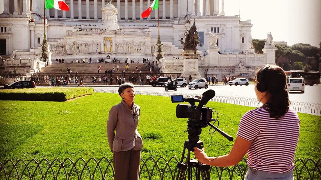 Filmopnames in Rome voor het paleis Il Vittoriano (Rechten: RTV Drenthe/Annelies Hemeltjen)
