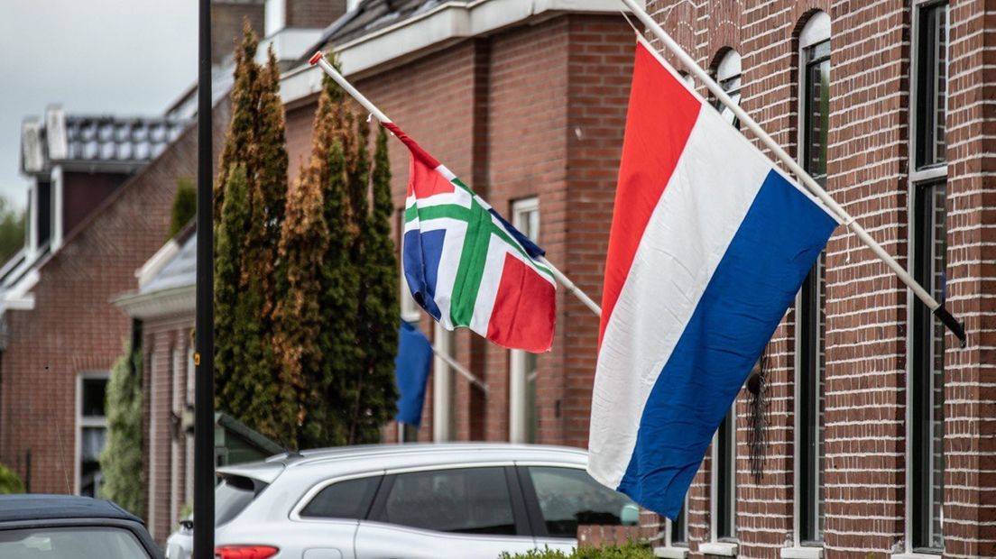 De vlaggen hingen half stok in Westerwijtwerd na de beving