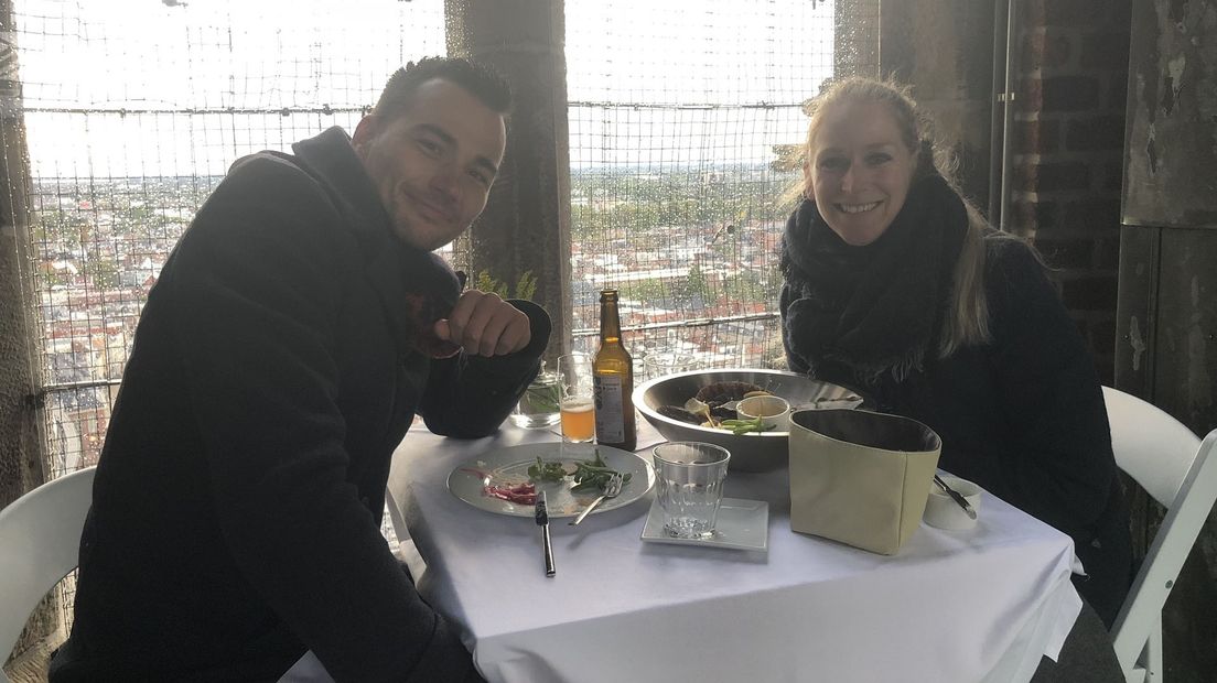 Niels Doorduin en Suzanne Wit aan de dinertafel