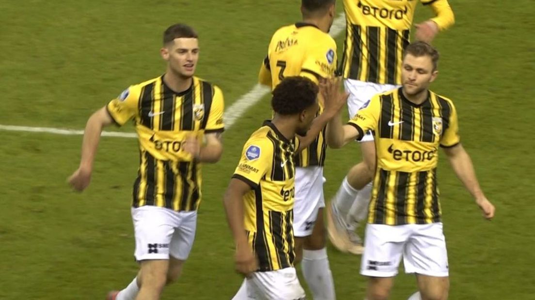Loïs Openda maakt de 1-1 tegen Heracles.