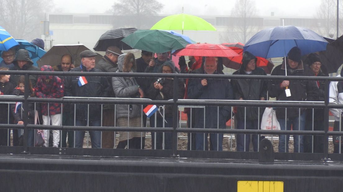 Publiek in de regen.