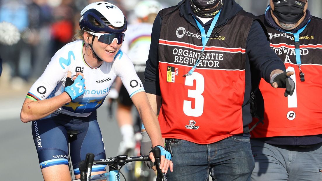 Ook Annemiek van Vleuten (Movistar) raakte zwaar geblesseerd in Parijs Roubaix