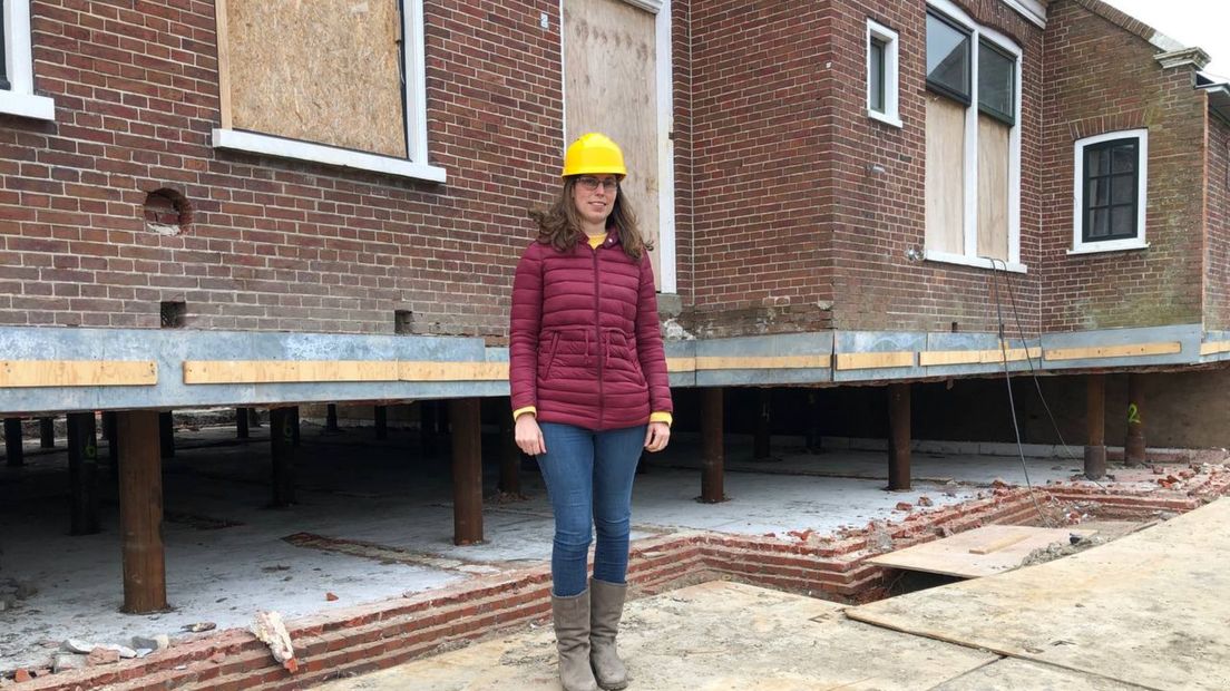 Margreet Kadijk voor haar zwevende boerderij in Garrelsweer