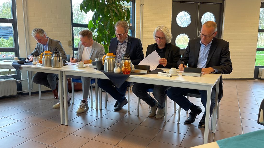 De contracten voor de samenwerking worden getekend (architect Henk Stadens, tweede van links)