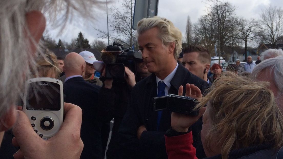 Geert Wilders komt aan in Nieuw-Buinen