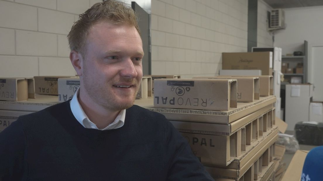 Nick Geels met een stapel 'Revopallets'