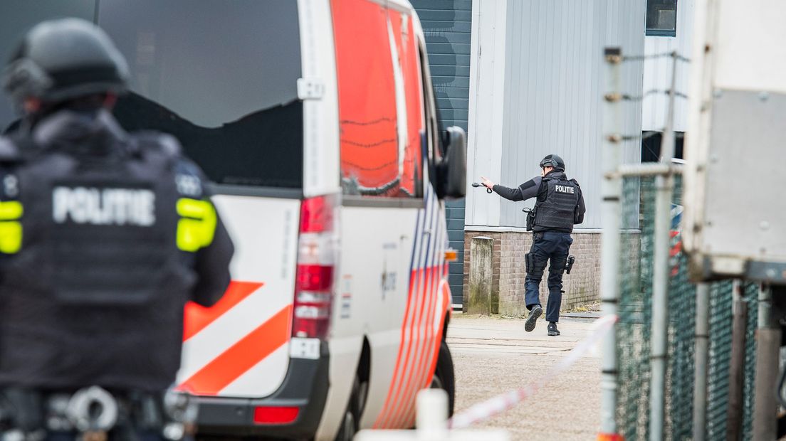 Politieagenten bewaken het pand in Utrecht.