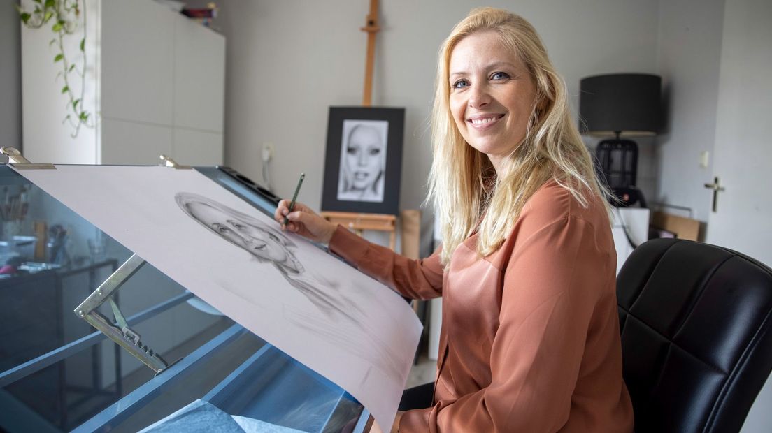 Yvette Bavelaar achter haar tekentafel