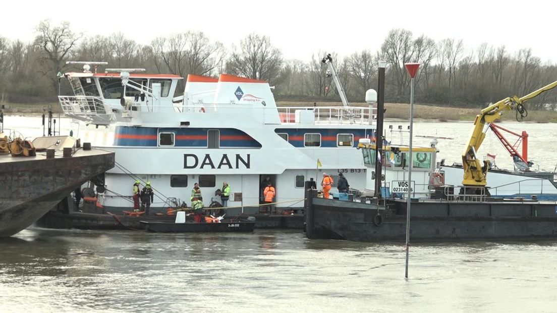 De boot voer tegen een krib aan en maakte water.