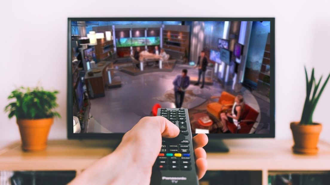 Twee mannen uit Groningen zijn maandag veroordeeld tot voorwaardelijke straffen voor tv-piraterij.