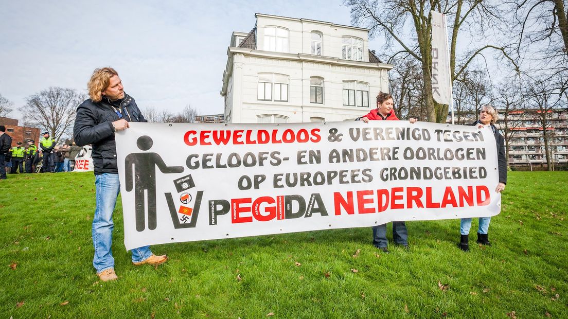 Het spandoek bij de demonstratie in Enschede