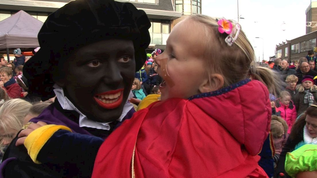 Zwarte Piet maakt kinderen blij in het centrum van Raalte