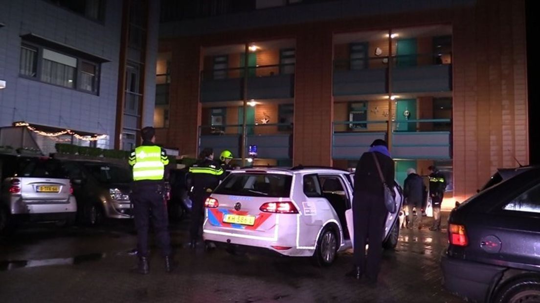 Politie bij de flat van het slachtoffer.