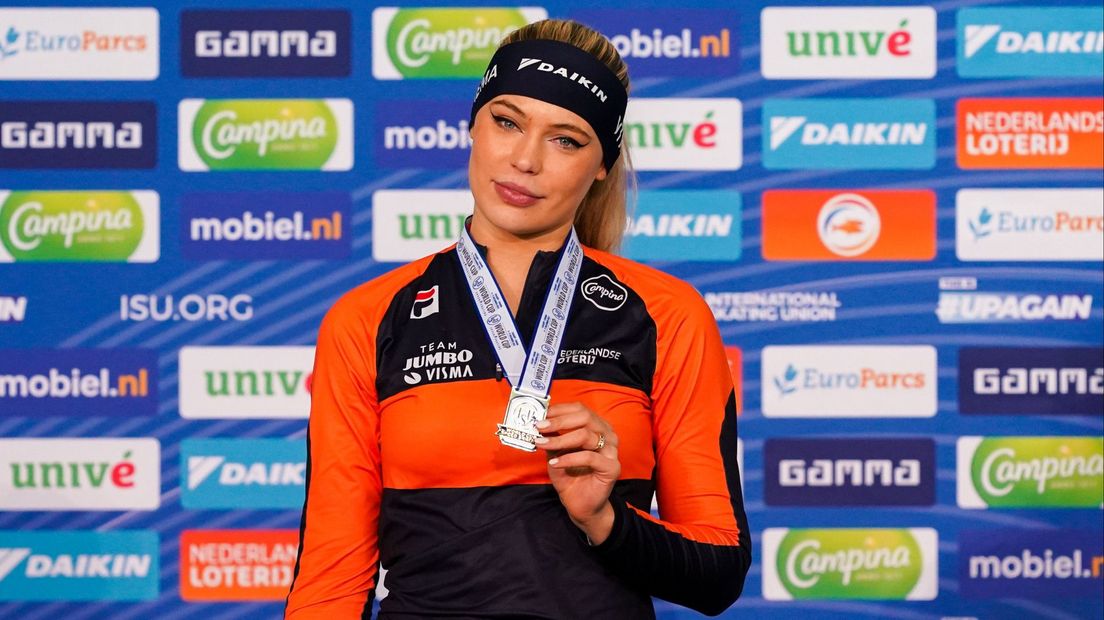 Jutta Leyerdam con la sua medaglia, vinta nei 1000 metri