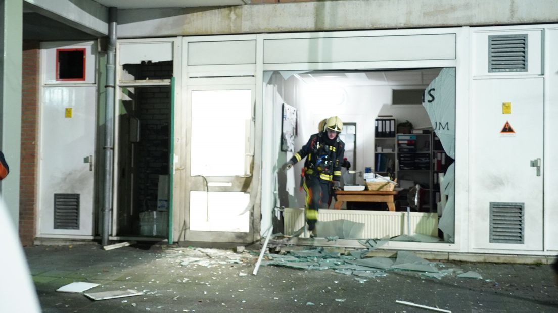 Een explosie heeft de voorruit van een fysiotherapie praktijk in Gouda vernietigd