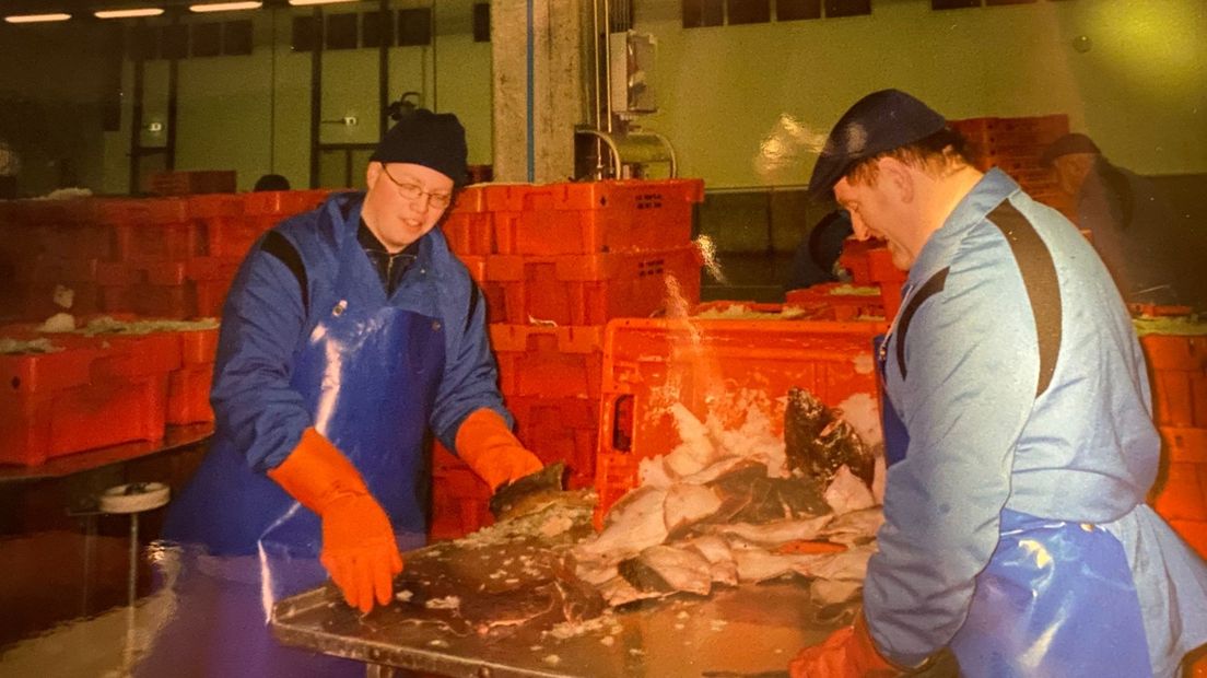 Ben Visser (links) tijdens zijn jongere jaren actief op een visveiling op Urk