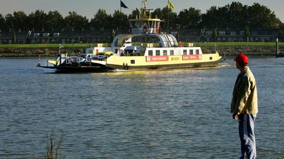 Pont Maasluis en Rozenburg uit de vaart Rijnmond