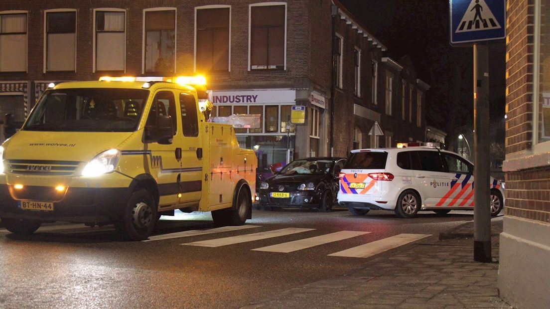 Auto botst tegen lantaarnpaal in Zwolle