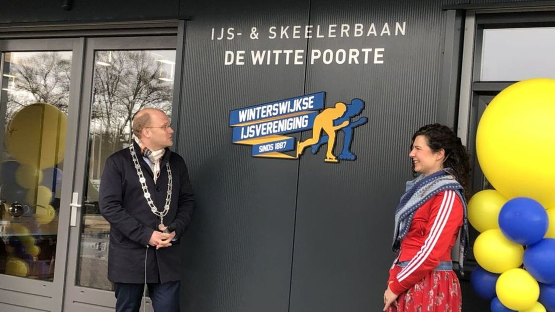 Burgemeester Joris Bengevoord onthult de naam van de nieuwe ijsbaan.