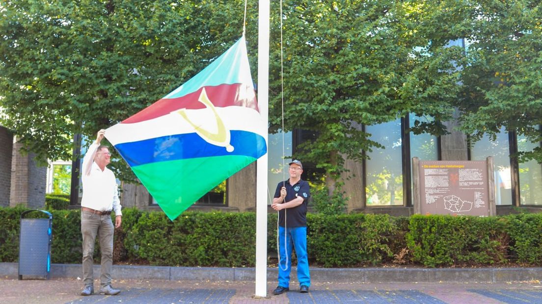 Locoburgemeester Jan-Herman Scholten en veteraan Gerben Leferink