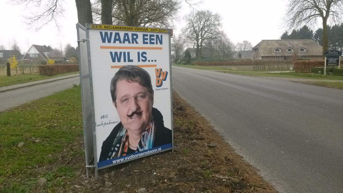 De poster met de besnorde VVD-lijsttrekker.