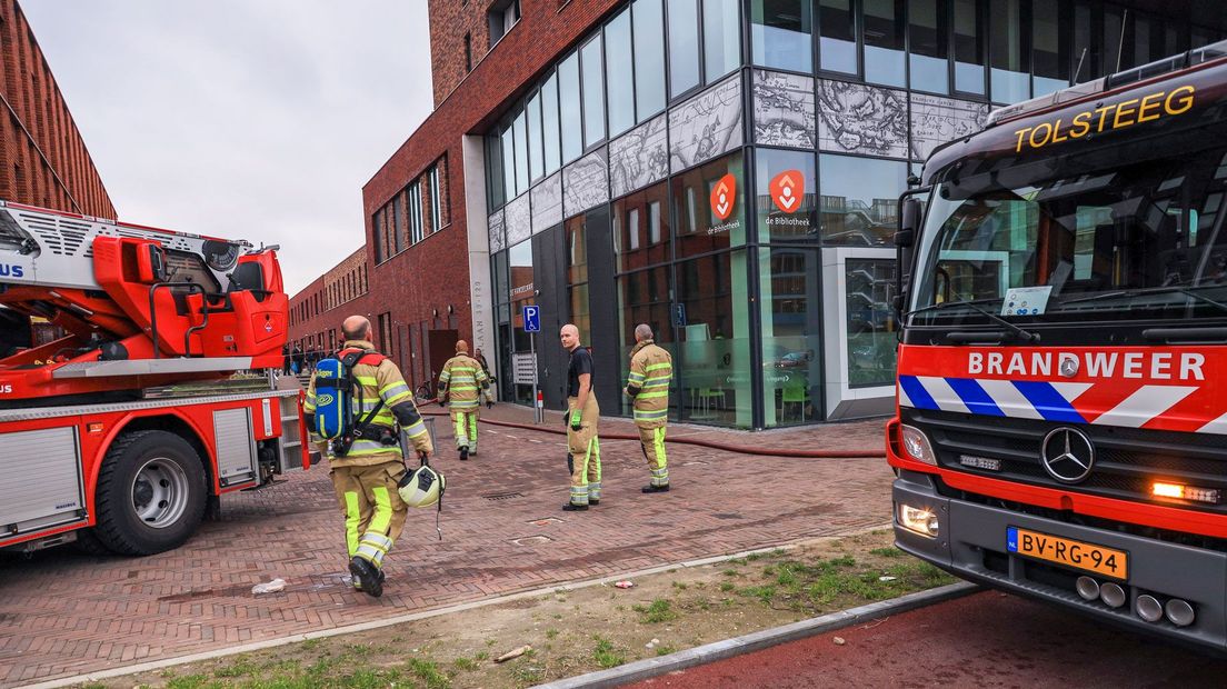 Vanwege de vele meldingen rukte de brandweer met meerdere eenheden uit.