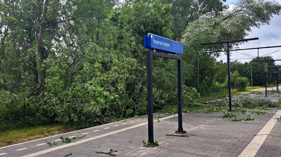 Severe Damage and Uncertain Restart: NS and ProRail Assess Aftermath of Storm Poly on Train Tracks