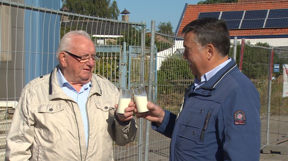 Buurman en oud-medewerker proosten op het begin van de sloop