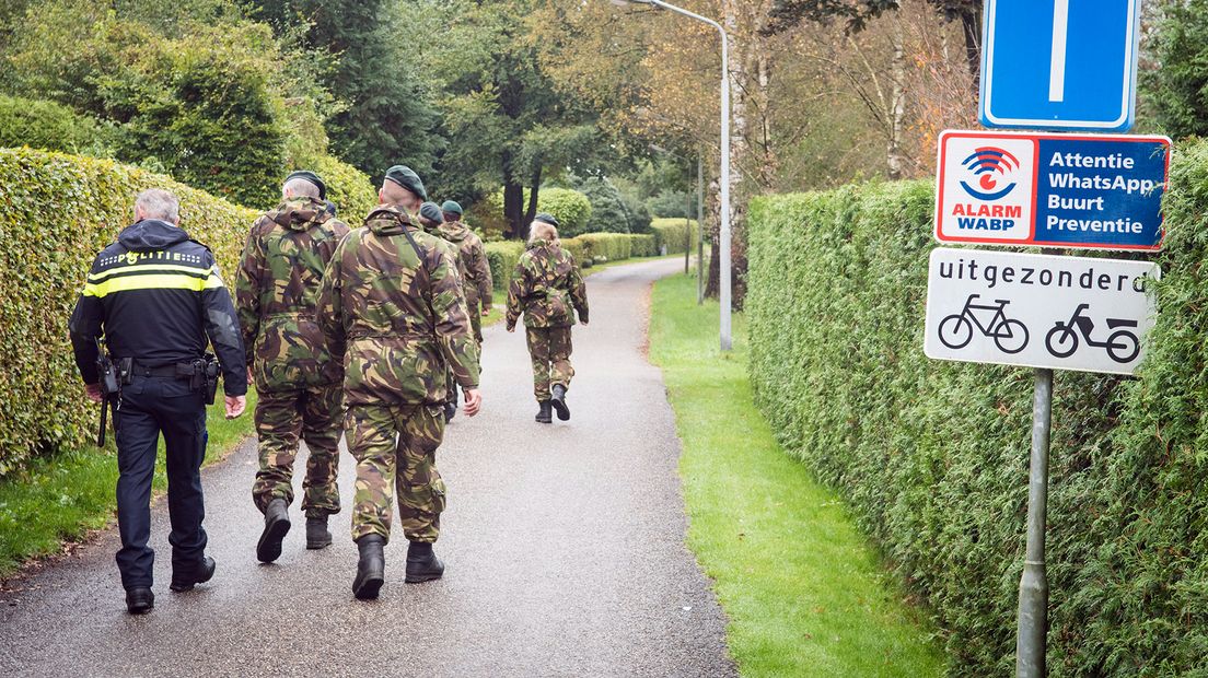 Militairen en politie vanmorgen in de wijk bij Altrecht in Den Dolder.
