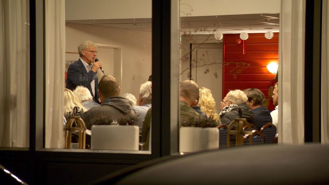 Roerige bijeenkomst in Gerkesklooster over opvang van vluchtelingen - Omrop Fryslan