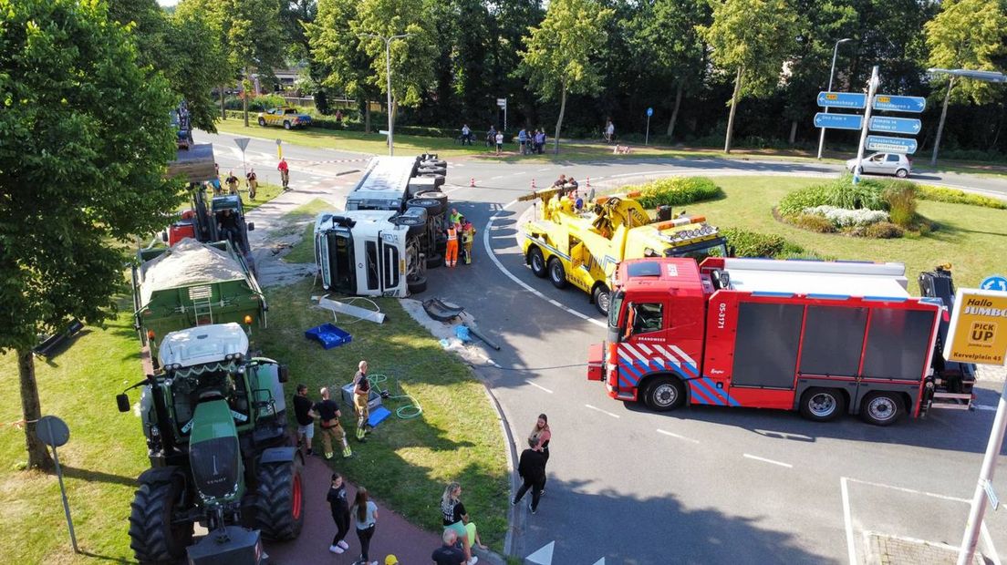 Vrachtwagen gekanteld in Westerhaar