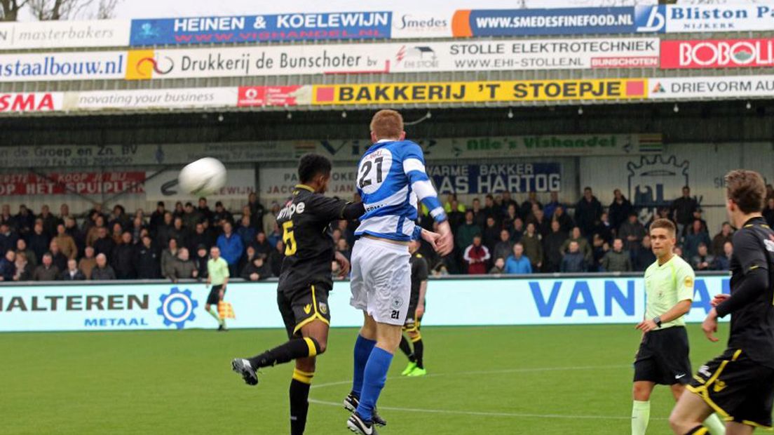Erik Veerman kopt in het duel tegen Jong Vitesse