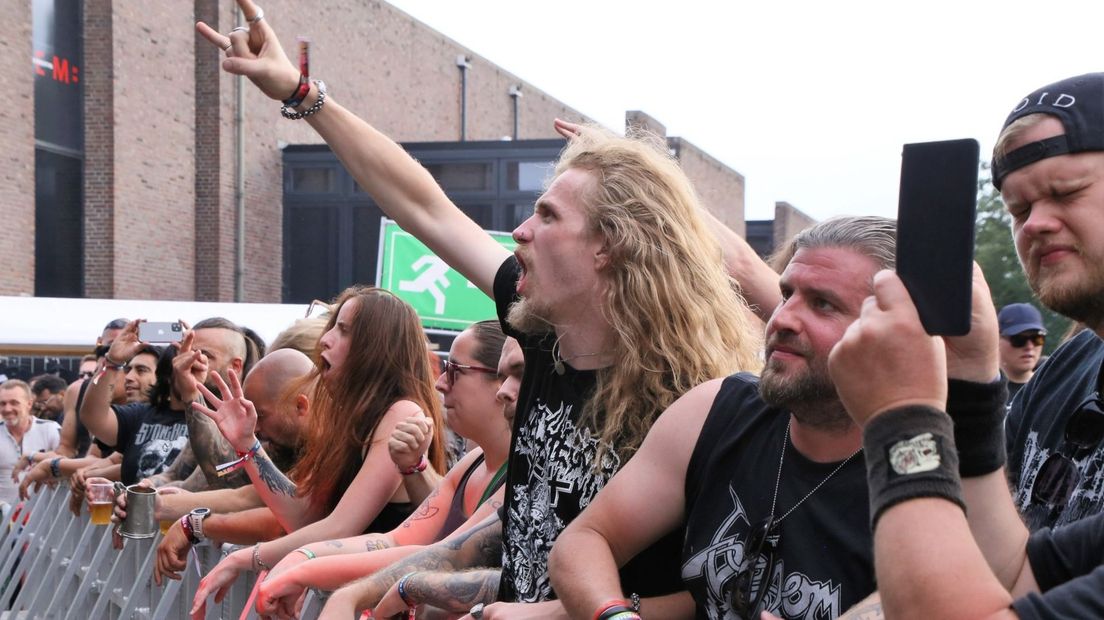 Publiek bij Stonehenge Festival in Steenwijk
