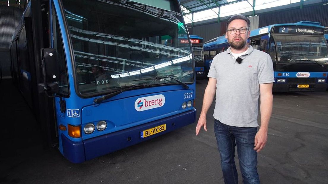 Dennis de Lang bij de iconische bussen