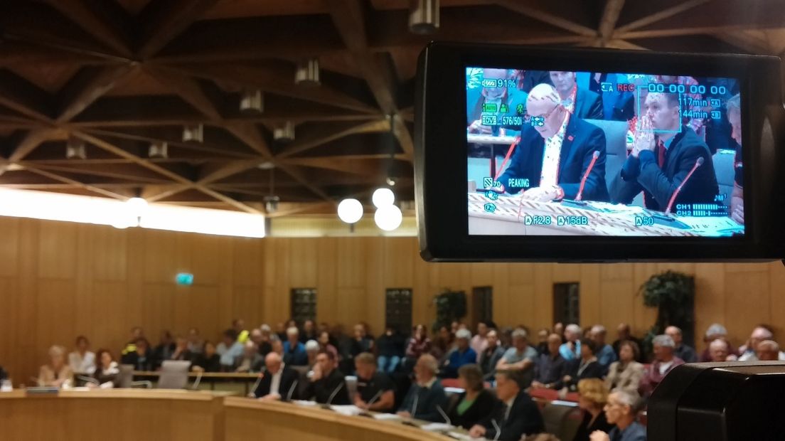 De raadsvergadering in Rheden over het huisvesten van extra asielzoekers is dinsdagavond rustig verlopen. Voorman Constant Kusters van de extreem-rechtse Nederlandse Volks-Unie (NVU) sprak daar.