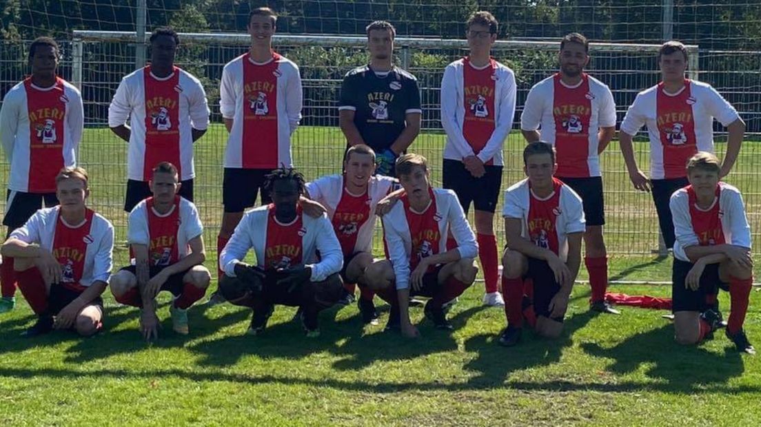 Het enige zaterdag-seniorenteam van Siddeburen. Precies in het midden, onder de keeper: Niels Raap