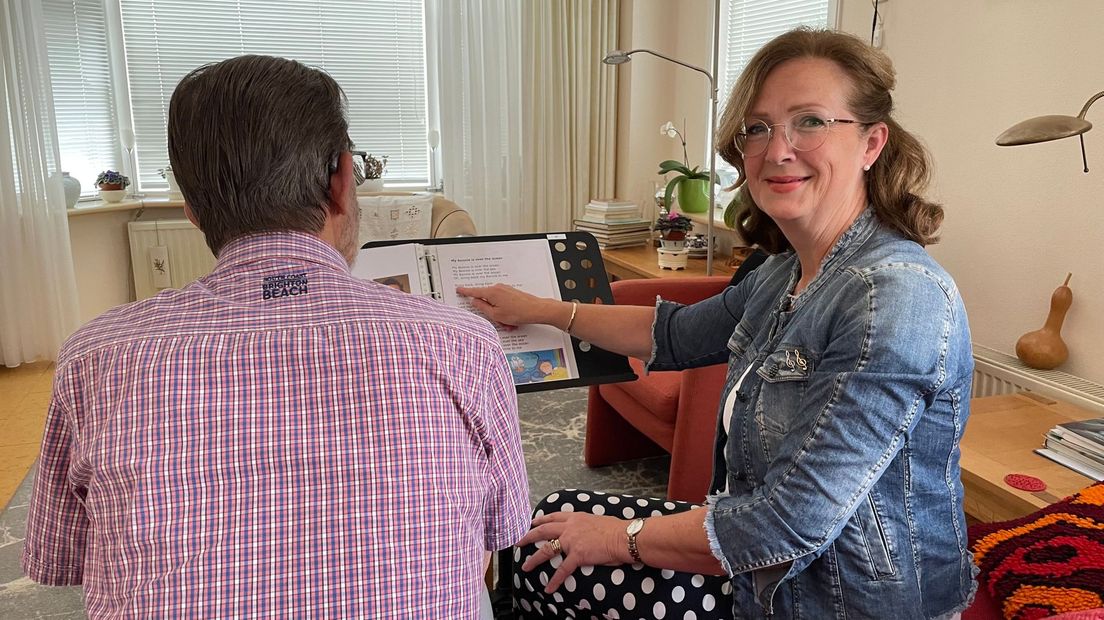 Zorg-zangeres Dia uit Emmen ziet in muziek het beste medicijn - RTV Drenthe