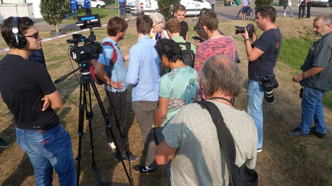 Burgemeester Schuurmans wordt geïnterviewd.