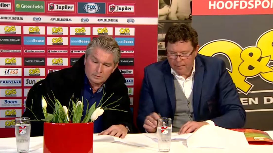 Jan Korte (links) naast FC Emmen-directeur Wim Beekman (Rechten: RTV Drenthe)