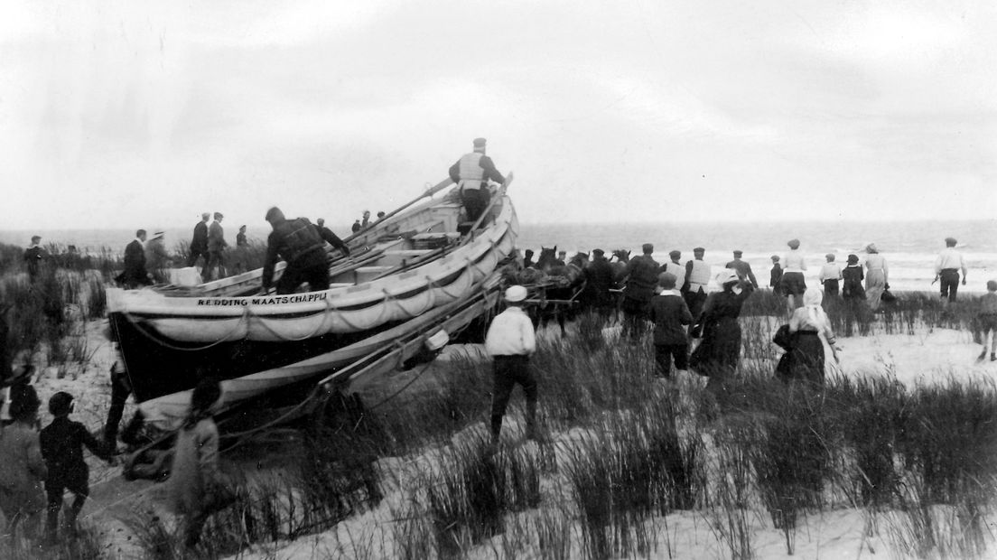 De roeireddingboot van Schiermonnikoog vaart uit in 1910