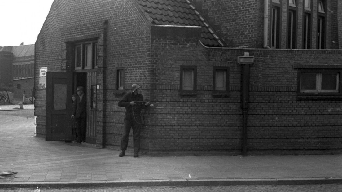Gewapende BS'er in de Wippolder in Delft