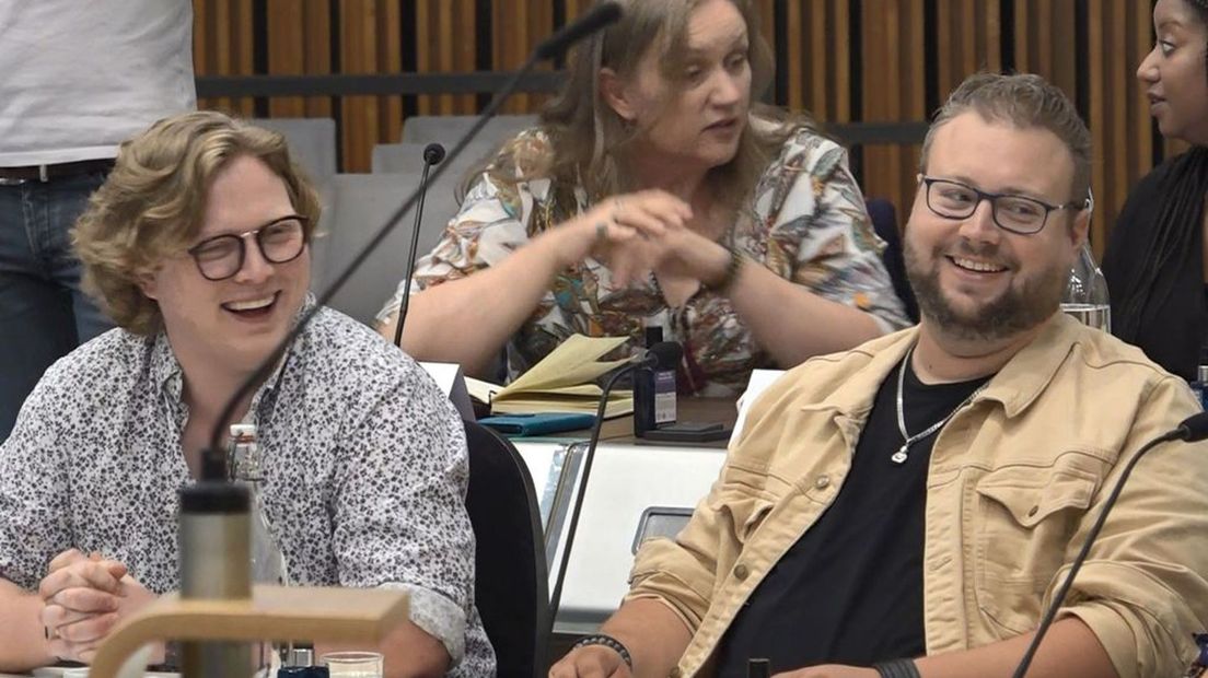 Andrei Vreeling en Rico Kreijne bij het Arnhemse raadsdebat.