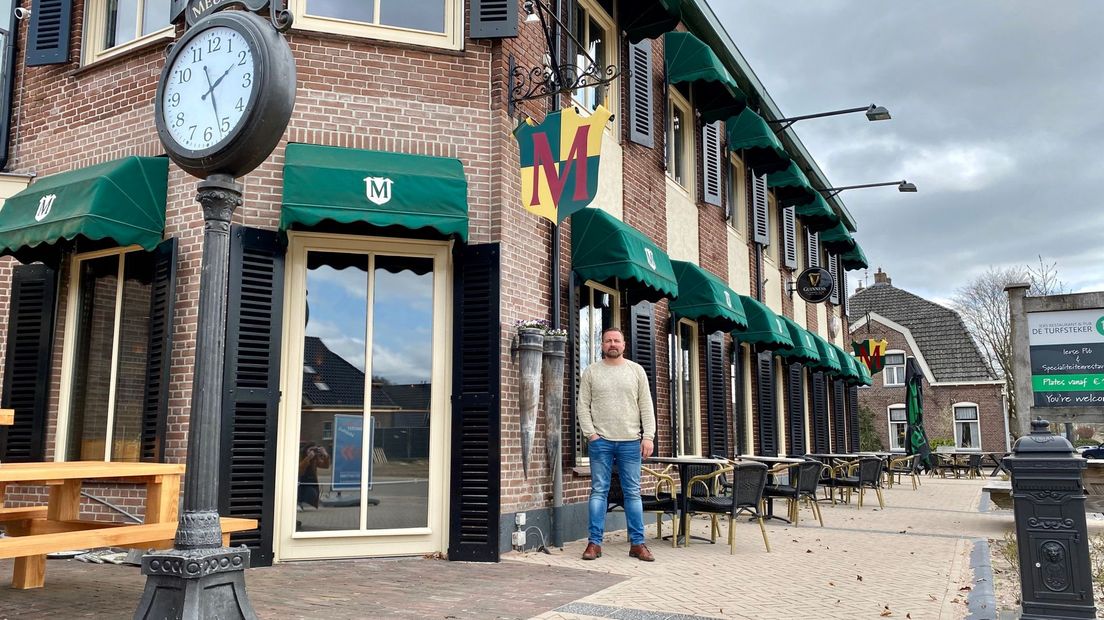 Sander Vos op het terras van restaurant De Turfsteker in Westerbork