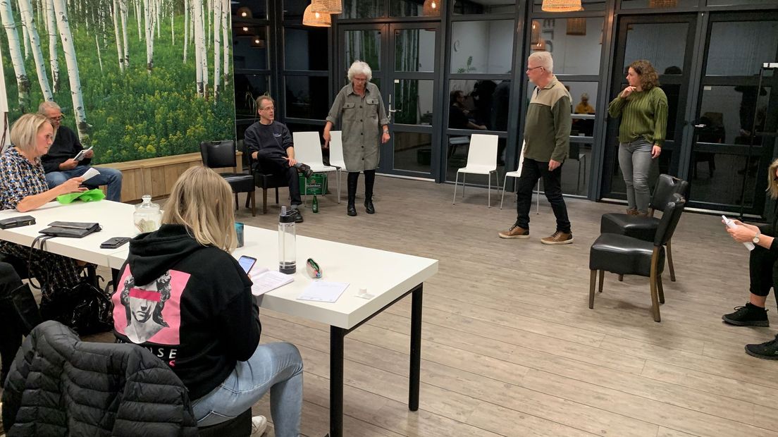 Toneelvereniging LUTO uit Luttenberg repeteert voor de allerlaatste voorstelling