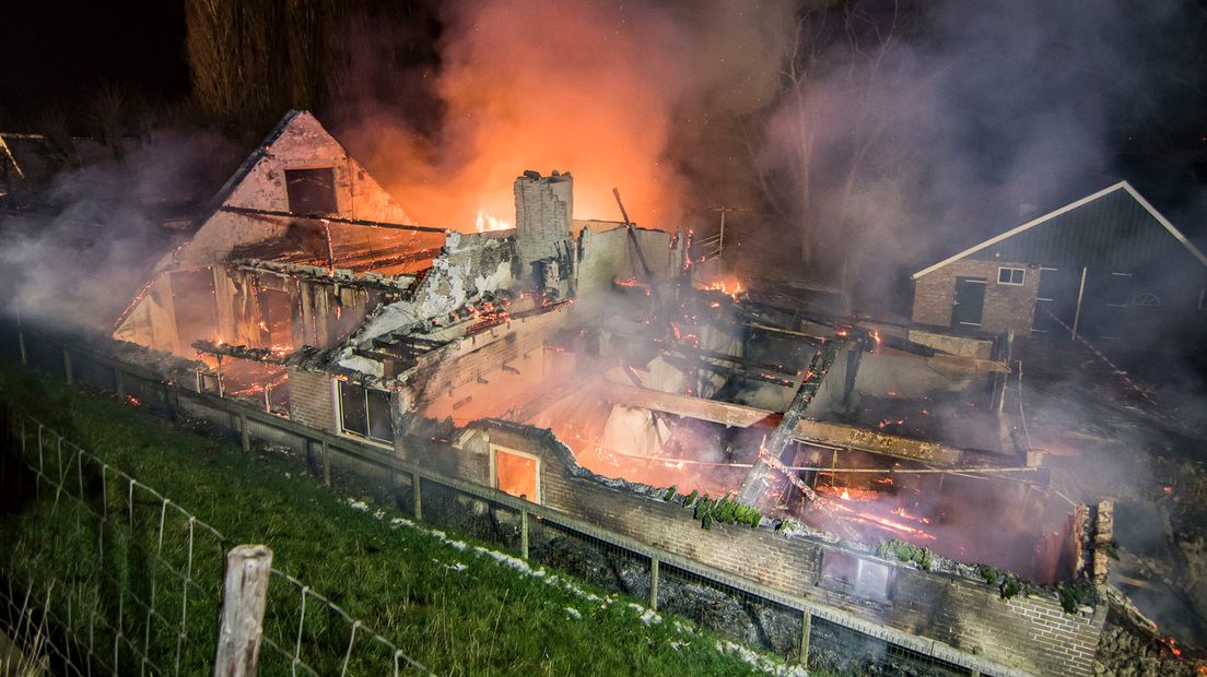 Het gaat om een leegstaande boerderij aan de Diefdijk.