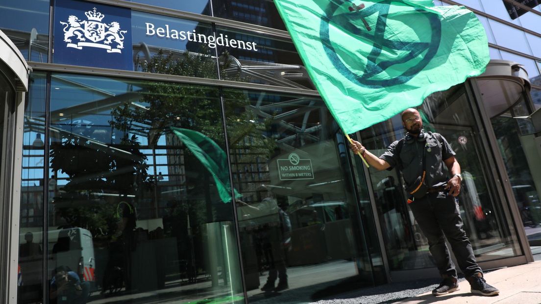 Extinction Rebellion voert actie bij het hoofdkantoor van de Belastingdienst in Den Haag