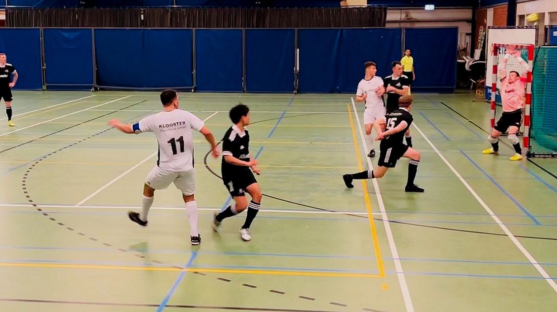 Karim Layeb(11) ziet een inzet over het doel verdwijnen