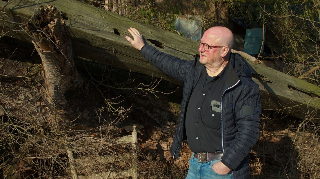 Bertus ten Caat bij de 170 jaar oude molenwiek in zijn tuin (RTV Drenthe/Lydia Tuinman)