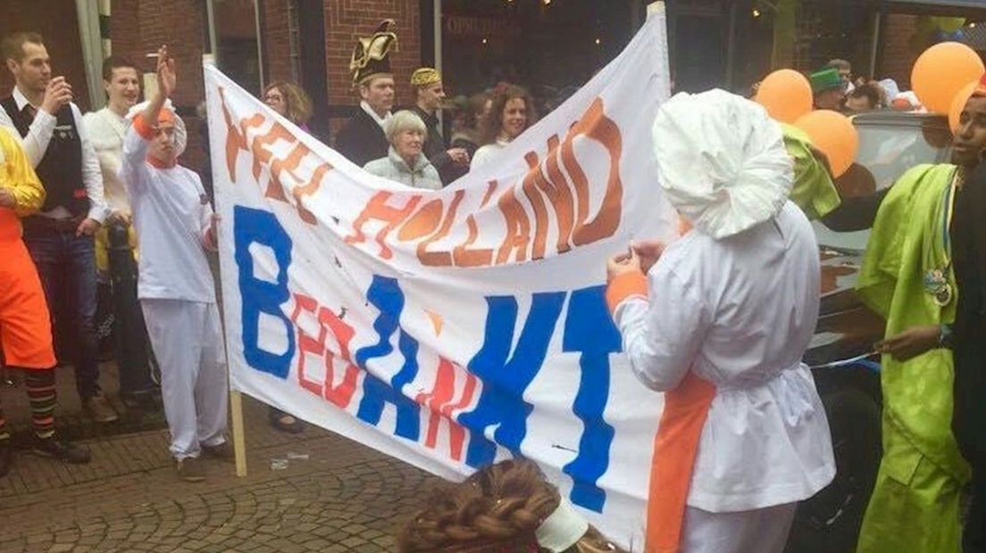 Asielzoekers Ootmarsum bedanken samenleving tijdens carnaval met knipoog naar toenmalige tv-kraker heel holland bakt